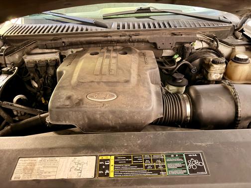 White 2004 Ford Expedition XLT