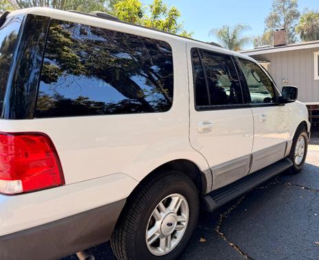 White 2004 Ford Expedition XLT