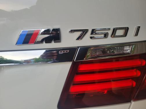 White 2014 BMW 750 i