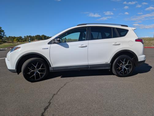 2018 Toyota RAV4 Hybrid SE