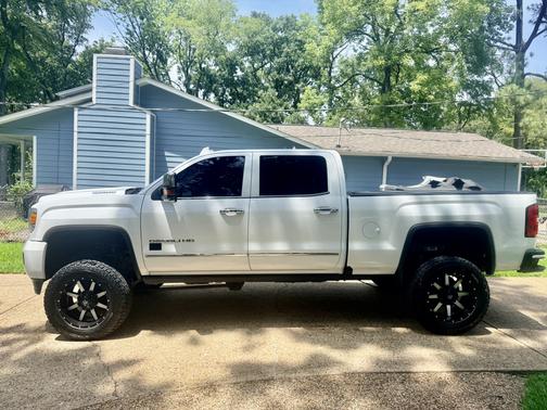 White 2017 GMC Sierra 2500 Denali