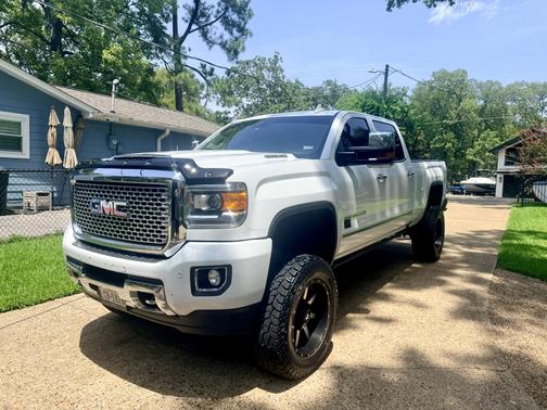 White 2017 GMC Sierra 2500 Denali