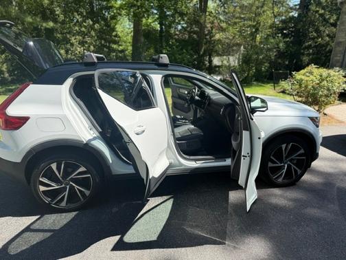 White 2020 Volvo XC40 T5 R-Design