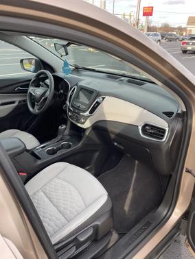 Photo 4 of 9 of 2019 Chevrolet Equinox LS