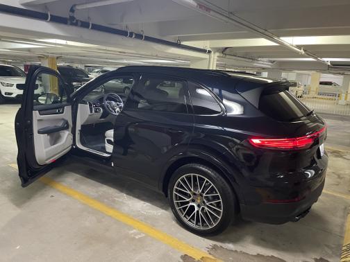 2023 Porsche Cayenne Platinum Edition