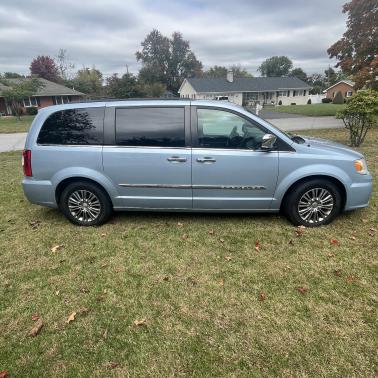2013 Chrysler Town & Country Touring-L