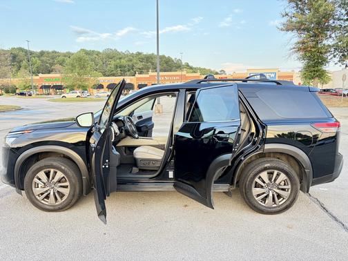 Black 2025 Nissan Pathfinder SV