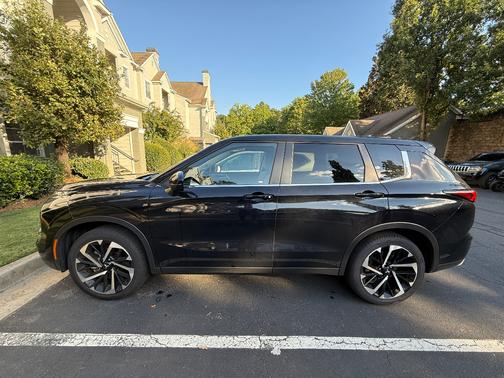 2024 Mitsubishi Outlander SE Black Edition w/Pano Roof