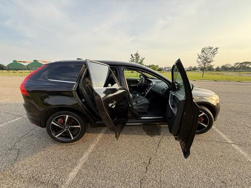 2016 Volvo XC60 T6 Drive-E R-Design