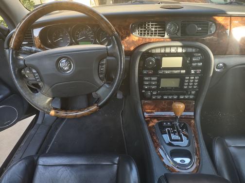 Photo 1 of 12 of 2004 Jaguar XJ8 Base