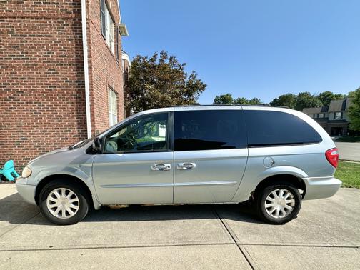 2003 Chrysler Town & Country LX