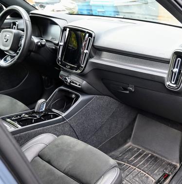 2022 Volvo XC40 T5 R-Design