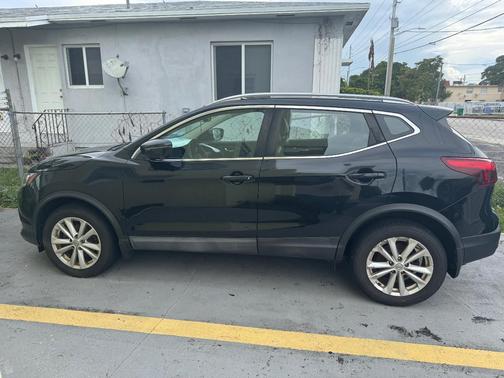 Black 2017 Nissan Rogue Sport SV