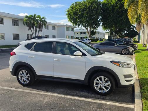 White 2021 Hyundai TUCSON Value
