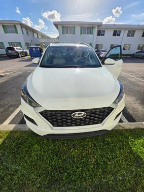 White 2021 Hyundai TUCSON Value