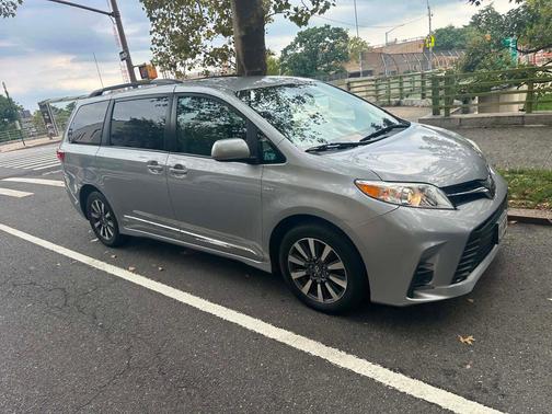 Silver 2018 Toyota Sienna LE