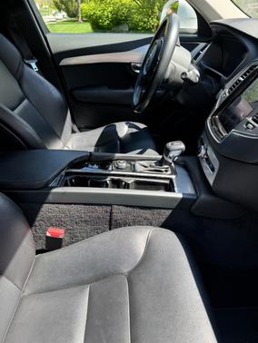 White 2018 Volvo XC90 T5 Momentum