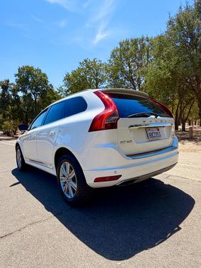 White 2017 Volvo XC60 T5 Inscription