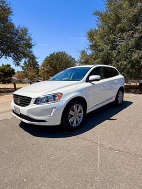 White 2017 Volvo XC60 T5 Inscription