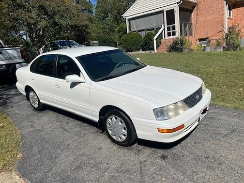 White 1997 Toyota Avalon XL