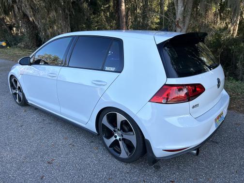 Photo 3 of 30 of 2017 Volkswagen Golf GTI Sport 4-Door