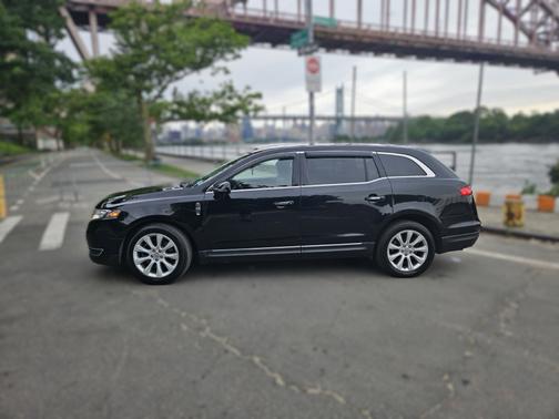 2016 Lincoln MKT Base