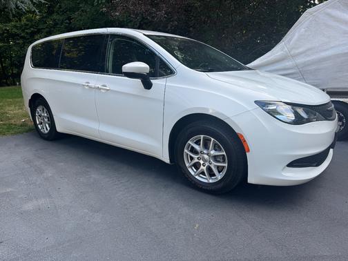 2022 Chrysler Voyager LX