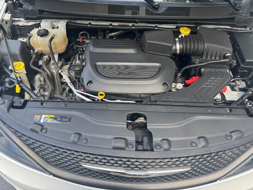 2022 Chrysler Voyager LX