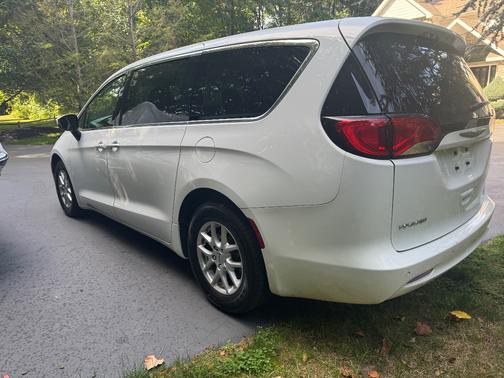 2022 Chrysler Voyager LX