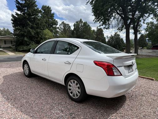 White 2013 Nissan Versa 1.6 SV