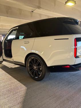 White 2025 Land Rover Range Rover P400 SE SWB