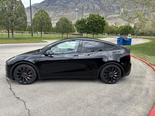 Black 2023 Tesla Model Y Performance