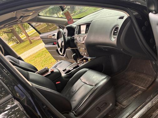 Black 2019 Nissan Pathfinder Platinum