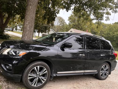 Black 2019 Nissan Pathfinder Platinum