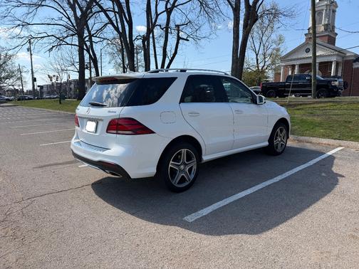 White 2016 Mercedes-Benz GLE-Class GLE 400 4MATIC