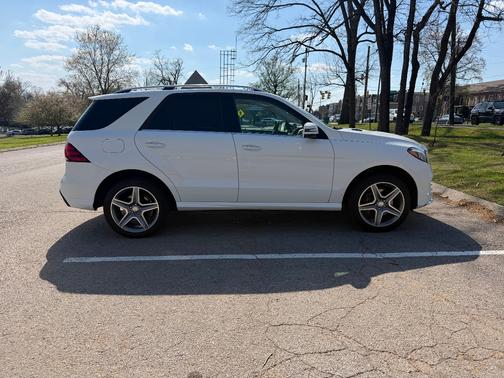 White 2016 Mercedes-Benz GLE-Class GLE 400 4MATIC