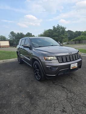 Gray 2017 Jeep Grand Cherokee Altitude