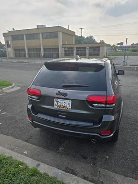 Gray 2017 Jeep Grand Cherokee Altitude