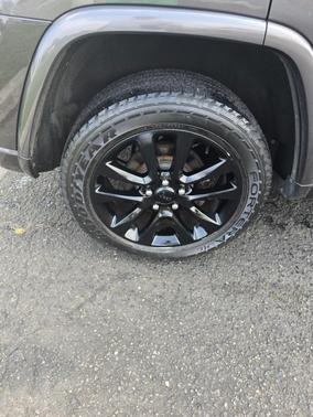 Gray 2017 Jeep Grand Cherokee Altitude