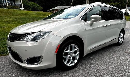 White 2017 Chrysler Pacifica Touring-L Plus