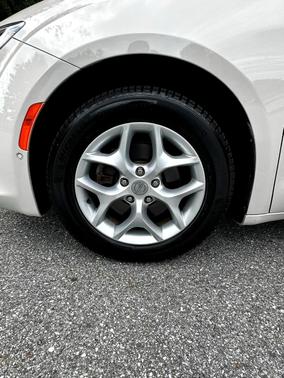 White 2017 Chrysler Pacifica Touring-L Plus