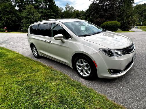 White 2017 Chrysler Pacifica Touring-L Plus