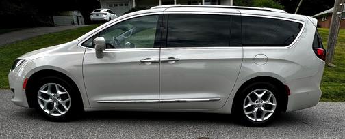 White 2017 Chrysler Pacifica Touring-L Plus
