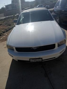 White 2005 Ford Mustang Deluxe