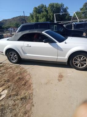 White 2005 Ford Mustang Deluxe