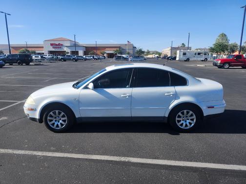White 2002 Volkswagen Passat GLS