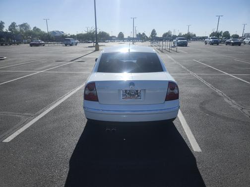 White 2002 Volkswagen Passat GLS
