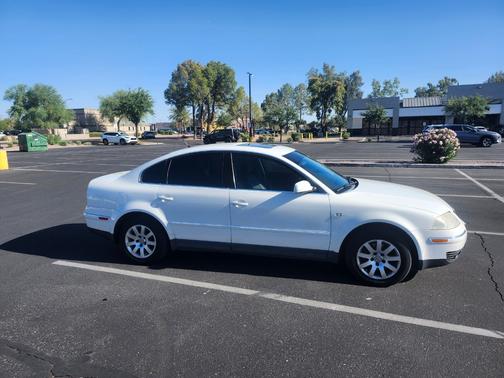 White 2002 Volkswagen Passat GLS