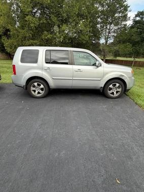Silver 2014 Honda Pilot EX