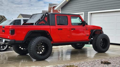 Photo 3 of 10 of 2020 Jeep Gladiator Overland